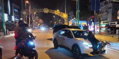 Polis uygulamasında ilginç anlar: Alkollü yolcu çakar iddiasıyla aracın önüne atladı