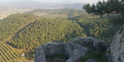 Kaya mezara defineciler tarafından zarar verildi