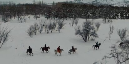 Erzincan’da sınırları zorlayan kış macerası: Atlı snowboard safarisi