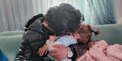 Yangından kurtardığı bebekle buluştu, duygusal anlar yaşandı