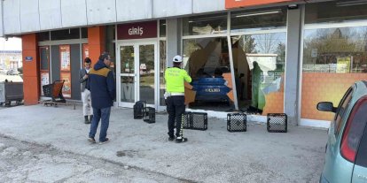 Fren yapmak yerine gaza basan otomobil süpermarkete girdi