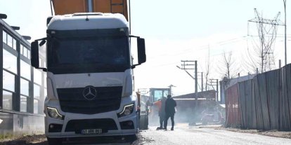 Erenler’de yollar yenilenmeye devam ediyor