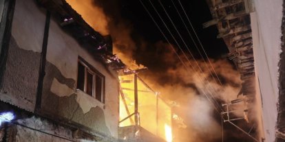 Uşak’ta iki katlı evde çıkan yangın söndürüldü