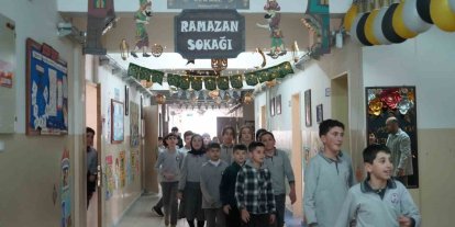 Bayburt’ta öğrenciler Ramazan ruhunu okula taşıdı: Koridorda ’Ramazan Sokağı’ oluşturuldu