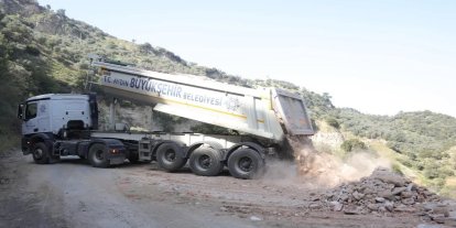 İncirliova’da çökme yaşanan yolda çalışmalar sürüyor