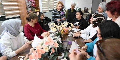 Mersin’de kadınlar yapay çiçek kursuyla üretip kazanıyor