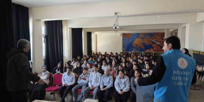 Çaldıran’da gençlik huzura koşuyor: Kitaplar müftülükten gayret gençlerden