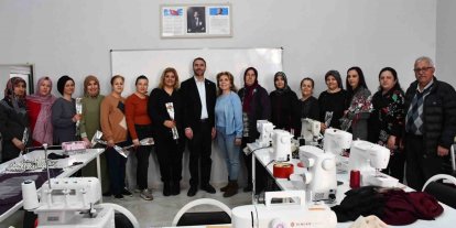 Beylikova’da kadınlar için bin çiçek dağıtıldı