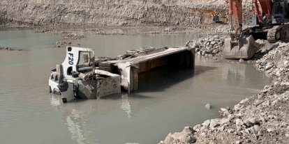 Hisarcık’ta maden sahasında hafriyat kamyonu devrildi: 1 ölü