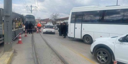 Minibüsle çarpışan tramvay raydan çıktı