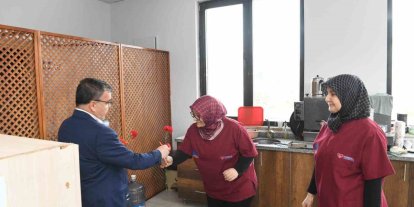 Altıeylül’ de kadın emeğine karanfilli kutlama