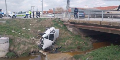 Kütahya’da otomobille çarpışan araç dereye uçtu: 3 yaralı
