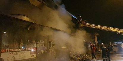 Elektrik malzemesi satan iş yerindeki yangın mahalleliyi sokağa döktü