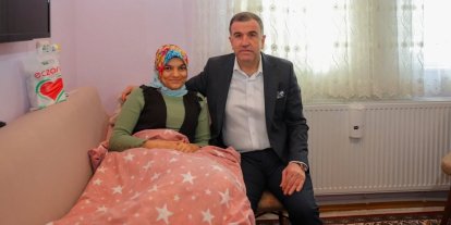 Sosyal medya üzerinden pasta-börek satarak geçimini sağlayan aileye Vali Eldivan’dan moral ziyareti