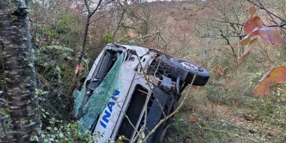 Servis aracı uçuruma yuvarlandı: 1 yaralı