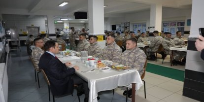 Vali Işın, orucunu Mehmetçiklerle açtı