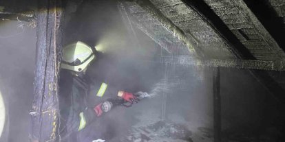 Bolu’da bacadan çıkan yangın 2 katlı evin çatısını sardı