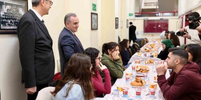 Rektör Prof. Dr. Altun, Eczacılık Fakültesi öğrencileri ile iftar yaptı