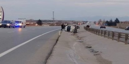 Orta refüje devrilen hafif ticari araçta 5 kişi yaralandı