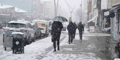 Muş’ta 40 köy yolu kapandı, mahsur kalan hasta kurtarıldı