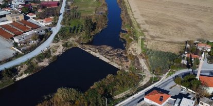 Doğaseverler tarihi taş köprüye dikkat çekti