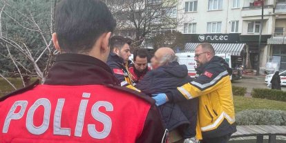 Bolu’da bankta oturan erkeğe sözlü tacizde bulunduğu iddia edilen yaşlı adam darp edildi