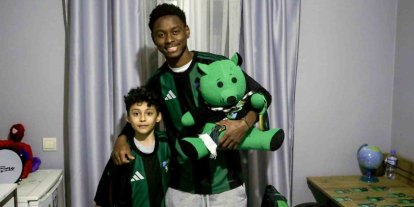 Maskot kostümünden futbolcu çıktı, çocuk taraftarın heyecandan elleri titredi