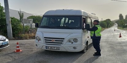 Uşak’ta polis ve jandarmadan okul çevreleri ve servislere sıkı denetim