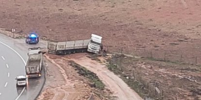 Kurtalan’da kontrolden çıkan kamyon yol kenarına savruldu
