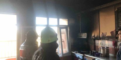 Samandağ’da evin mutfağından alevler yükseldi