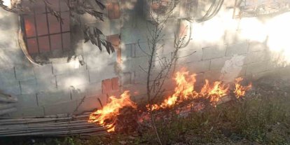 Antakya’da müstakil ev alevlere teslim oldu