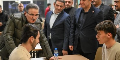 Öğrencilerle sahur sofrasında bir araya geldi