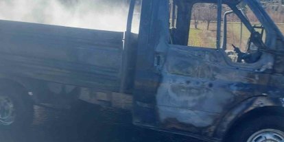 Seyir halindeki kamyonet alev alev yandı