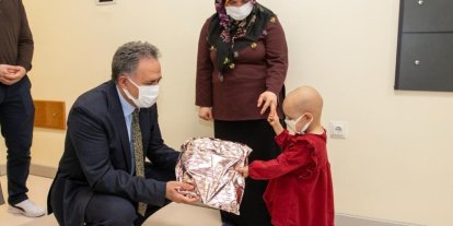 Rektör Akpolat, Onkoloji Hastanesi’ndeki minik hastaları hediyelerle sevindirdi