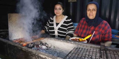 Garson olarak girdiği iş yerinde kebapçılığı öğrenen Zeynep, depremin ardından açtıkları iş yerinde ızgara başında mesai yapıyor