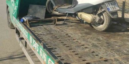 Otomobille çarpışan motosikletli kurye yaralandı