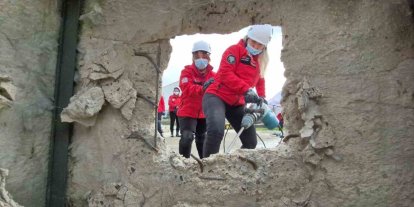 Hamileyken enkazda hayat kurtardı