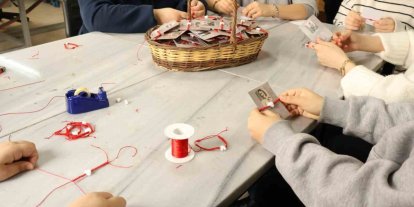 İzmit Beyaz Kalpler öğrencilerinden kadın personele el emeği 8 Mart sürprizi