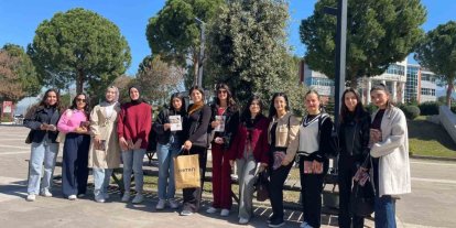 Osmaniye’de öğrenciler Kadınlar Günü’nde gül şeklinde mum dağıttı