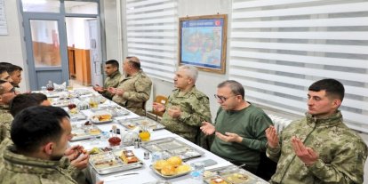 Kars Valisi Polat, iftarını sınırda Mehmetçik ile açtı