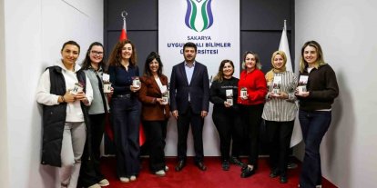 Rektör Sarıbıyık’tan kadın personele anlamlı kutlama