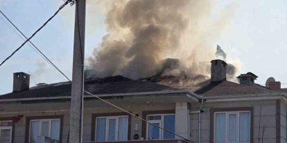 Bursa’nın İnegöl ilçesinde apartmanın çatısı alev alev yandı