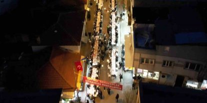 Yüzlerce metre uzayan sofrada 4 bin 500 kişi iftar yaptı