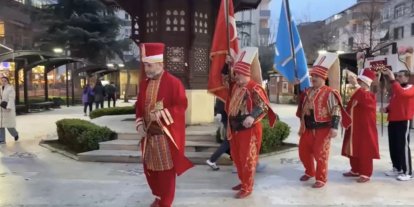 Davetli oldukları iftara mehter takımı ile gittiler