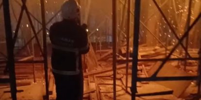 İnşaat halindeki binanın çatısında korkutan yangın
