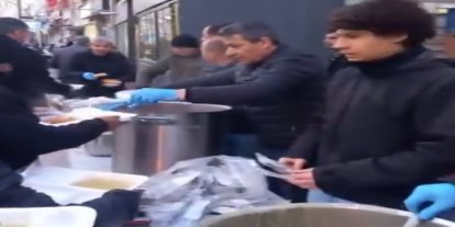 Mahalleli kendi imkanlarıyla bin kişiye iftar verdi