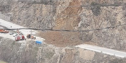 Gümüşhane-Giresun karayolunda heyelan