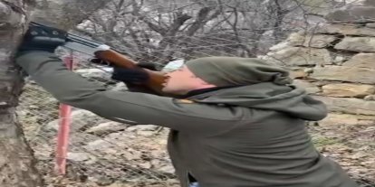 Ağaca takılan dronu tüfekle dala ateş ederek kurtardılar