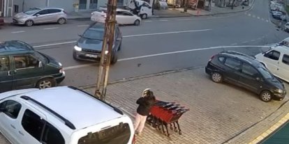 Trabzon’da otomobilin çarptığı genç kadın metrelerce savruldu... O anlar kamerada