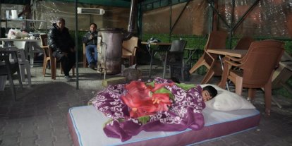 Buldan’da 5.1 büyüklüğündeki depremin ardından yaşanan artçılardan korkan vatandaşlar dışarda sabahladı